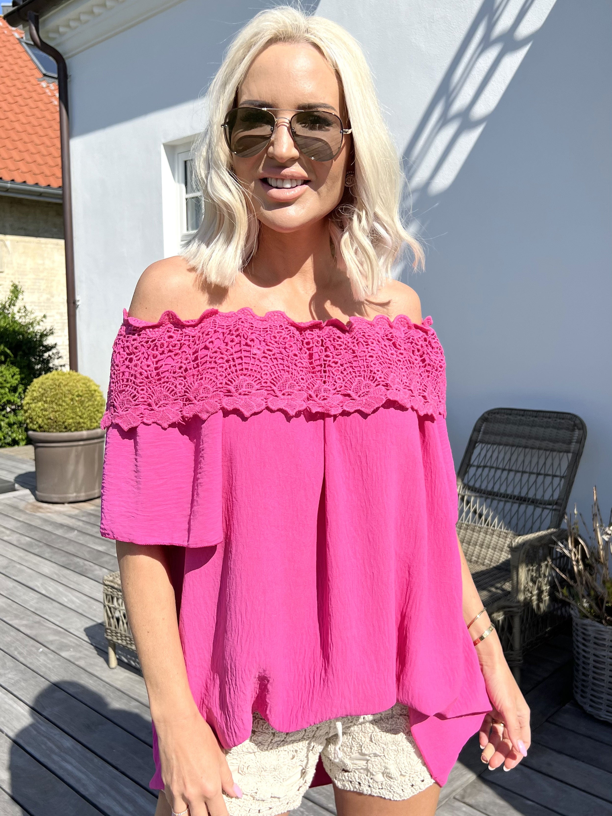 Sydney - Sød off shoulder tunika med broderinger
